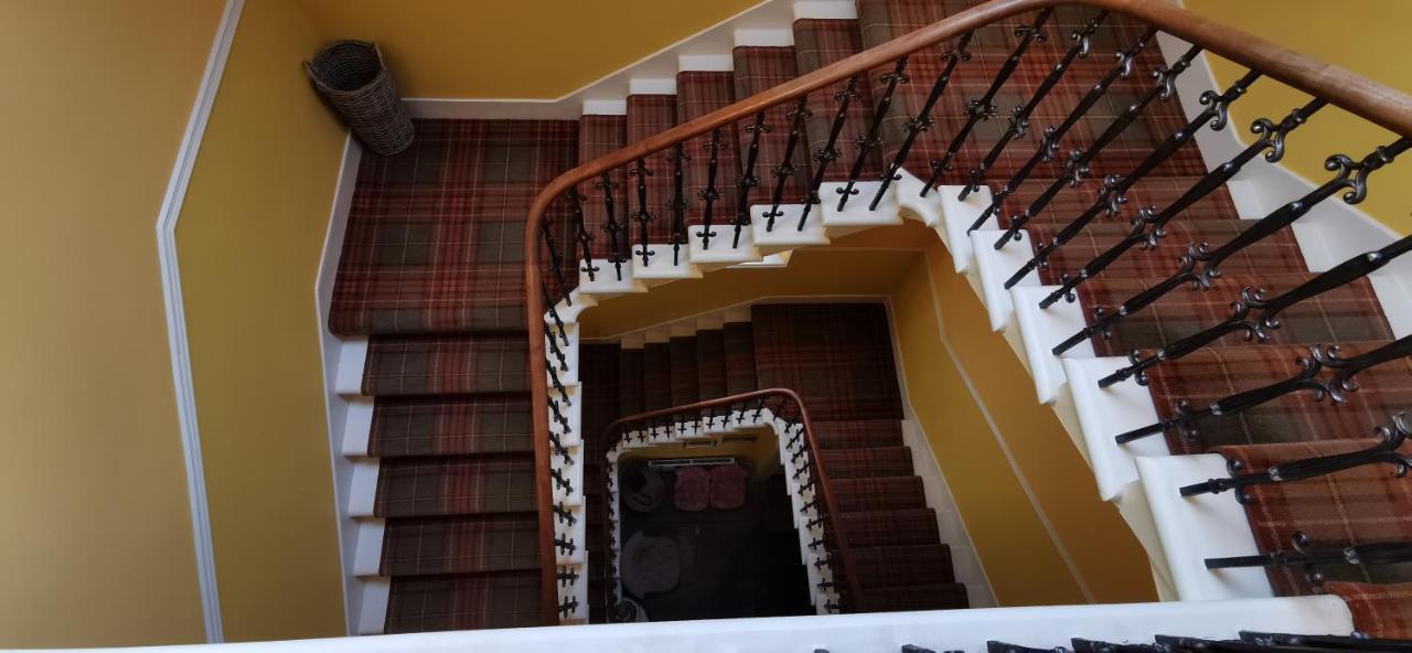 Buccleuch And Queensberry Arms Hotel Торнхил Екстериор снимка