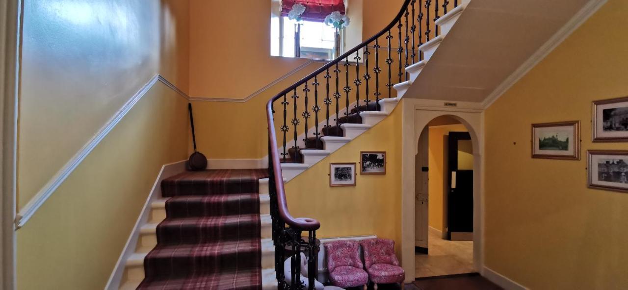 Buccleuch And Queensberry Arms Hotel Торнхил Екстериор снимка