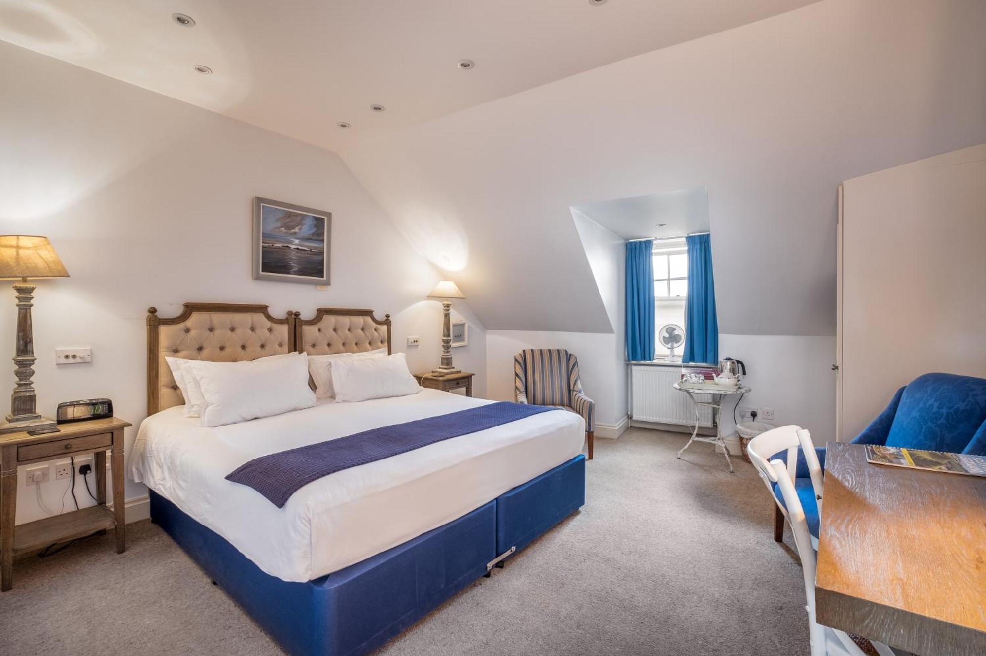 Buccleuch And Queensberry Arms Hotel Торнхил Екстериор снимка