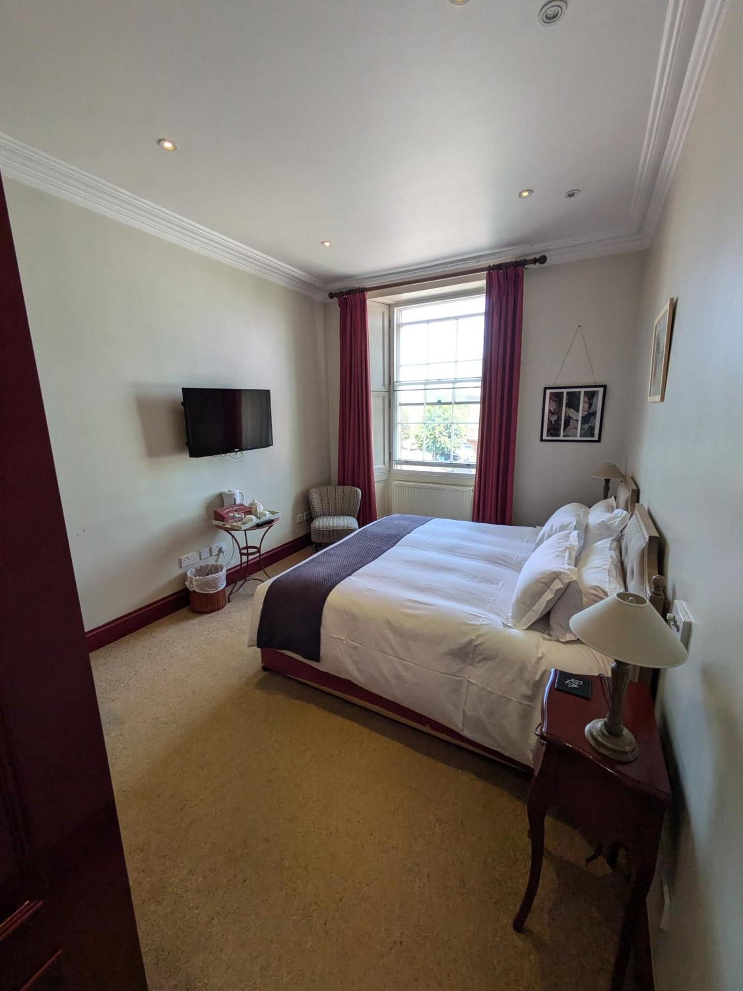 Buccleuch And Queensberry Arms Hotel Торнхил Екстериор снимка