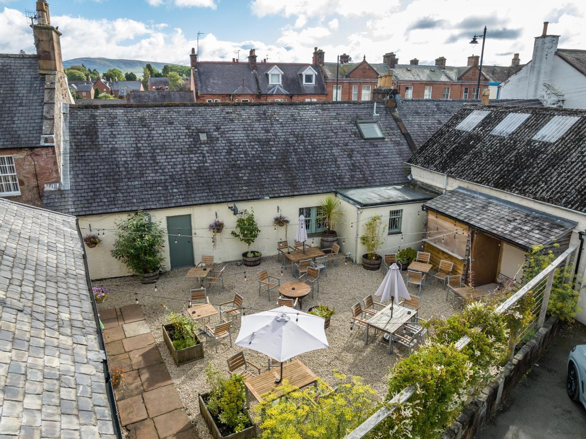 Buccleuch And Queensberry Arms Hotel Торнхил Екстериор снимка